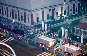 BEBERAPA kereta perisai membawa jongkong emas melintasi Istana Miraflores di Caracas kelmarin. - Reuters